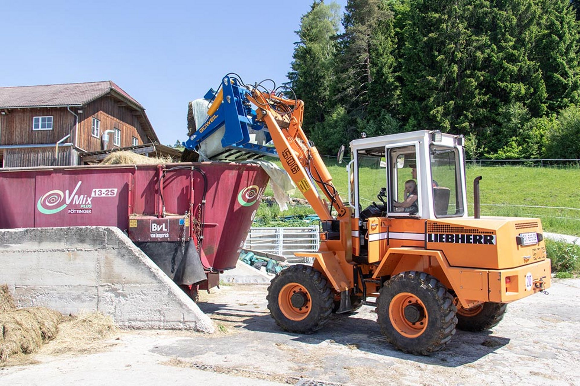 Również podczas dokarmiania Florian stawia na produkty firmy Göweil. Przy pomocy siekacza bel okrągłych można optymalnie otwierać bele i łatwo usuwać folię okrywającą i folię do owijania.