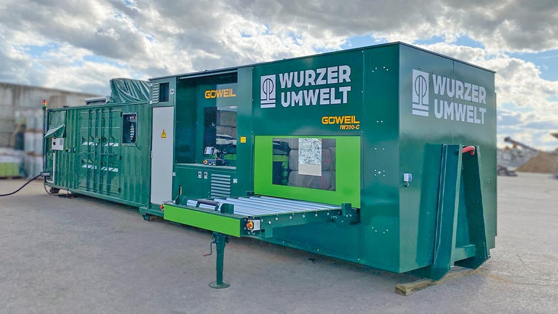 The roller shutter opens automatically as soon as the bale is extended from the wrapping table.