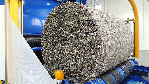 The LT-Master F115 is capable for shaping waste products into round bales with superior efficiency