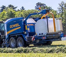 Met de dubbele wikkelarm wordt de baal in de kortste tijd omwikkeld.