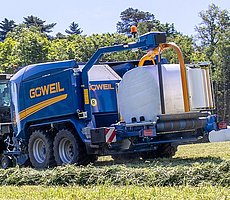 Przy pomocy podwójnego ramienia owijarki bela owijana jest w bardzo krótkim czasie.