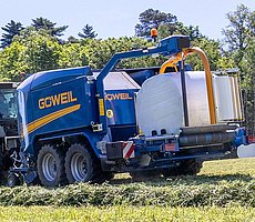 S dvojitým ovíjecím ramenem je balík ovinut během minimální doby.