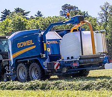 Mit dem Doppelwickelarm wird der Ballen in kürzester Zeit eingewickelt.