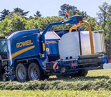 Mit dem Doppelwickelarm wird der Ballen in kürzester Zeit eingewickelt.