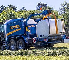 Con el doble brazo envolvedor, la paca queda envuelta en un mínimo de tiempo.
