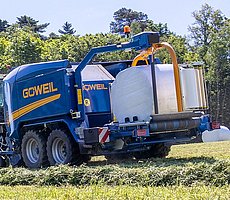 La balle est enrubannée très rapidement grâce au satellite double.