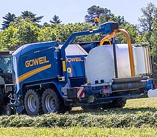 Mit dem Doppelwickelarm wird der Ballen in kürzester Zeit eingewickelt.