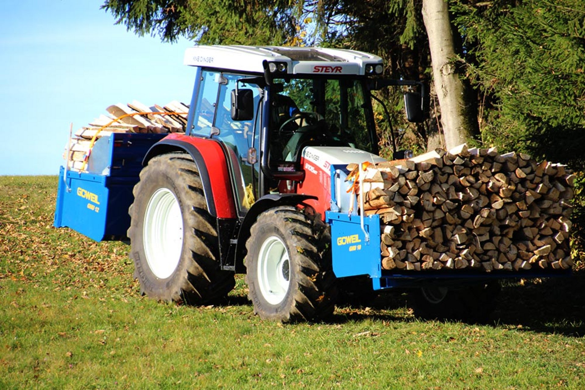 Czerpak GHU 10 można obsługiwać zarówno poprzez hydraulikę tylną jak i przednią.