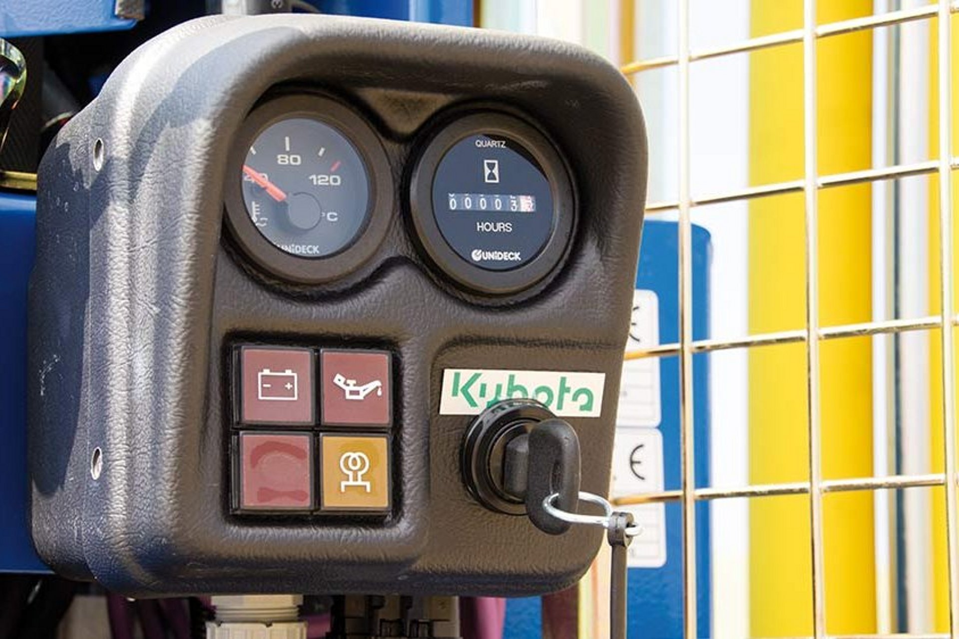 17,5 kW KUBOTA Dieselmotor mit Batterie, Lichtmaschine, Stundenzähler und E-Starter sowie Hydraulikanlage