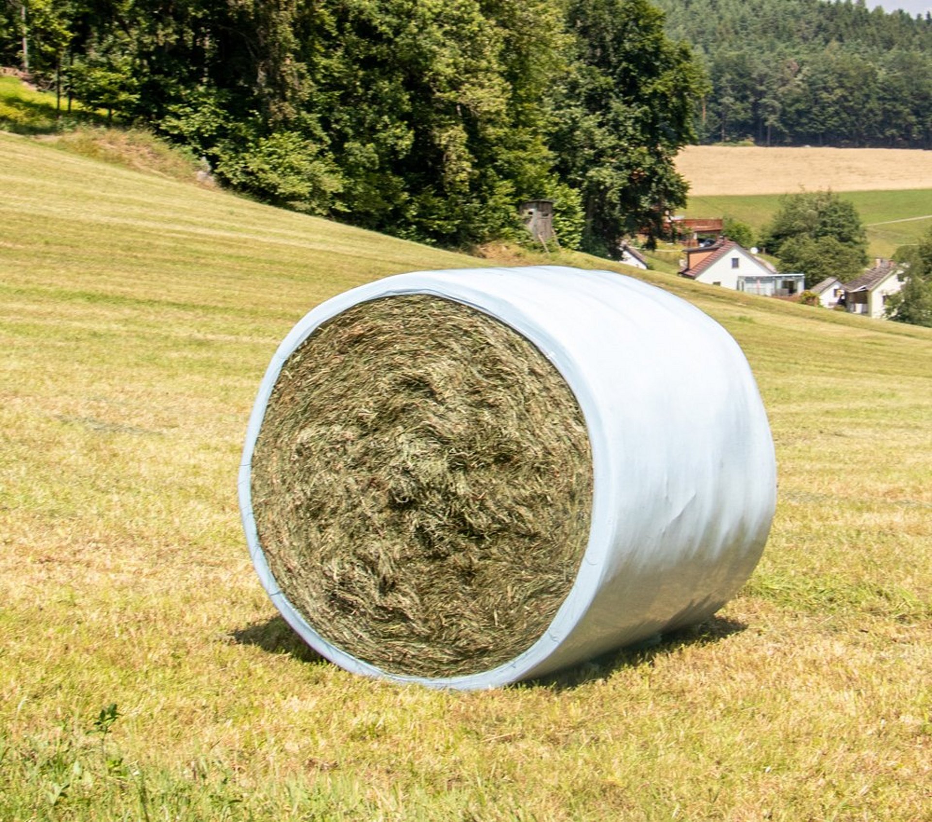 Met mantelfolie worden de balen compacter en zijn beter door de folielagen beschermd.