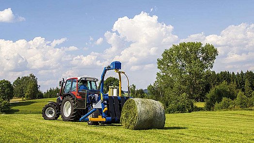 De balenopname vindt aan de achterkant plaats.