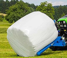 Sklopné trubky se odblokují pomocí dvou hydraulických válců.