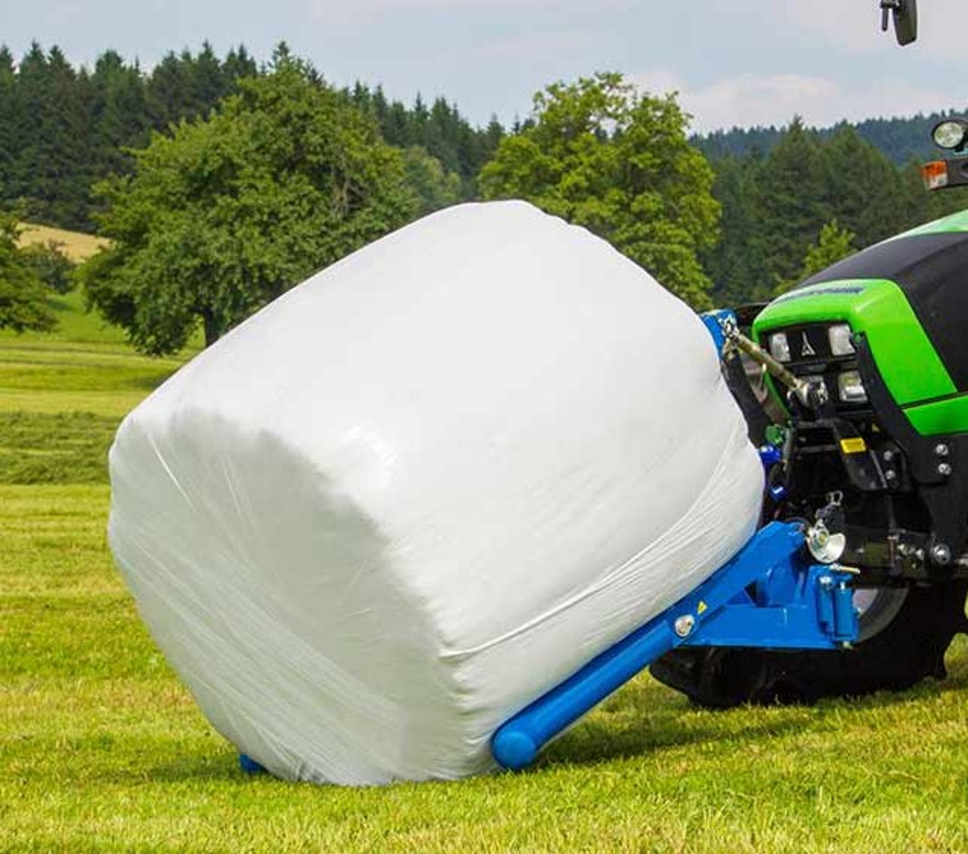 Die Kipprohre werden mittels zwei Hydraulikzylinder entriegelt.