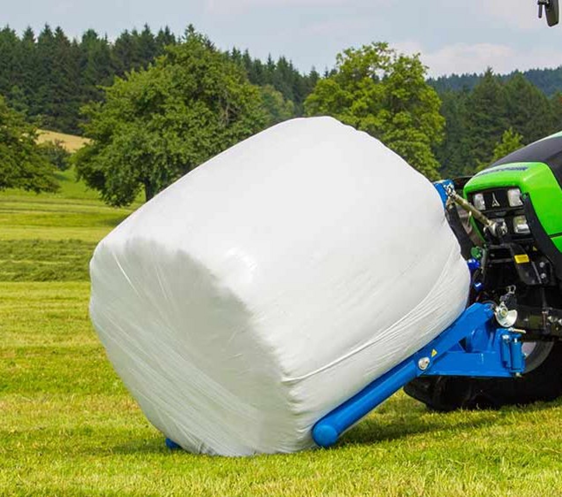 Los tubos basculantes son desbloqueados con la ayuda de dos cilindros hidráulicos.