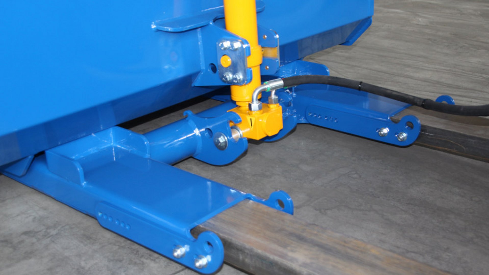 De beproefde hoogkiepbak - Praktisch met de vorkheftruckaanbouw via vorktanden.