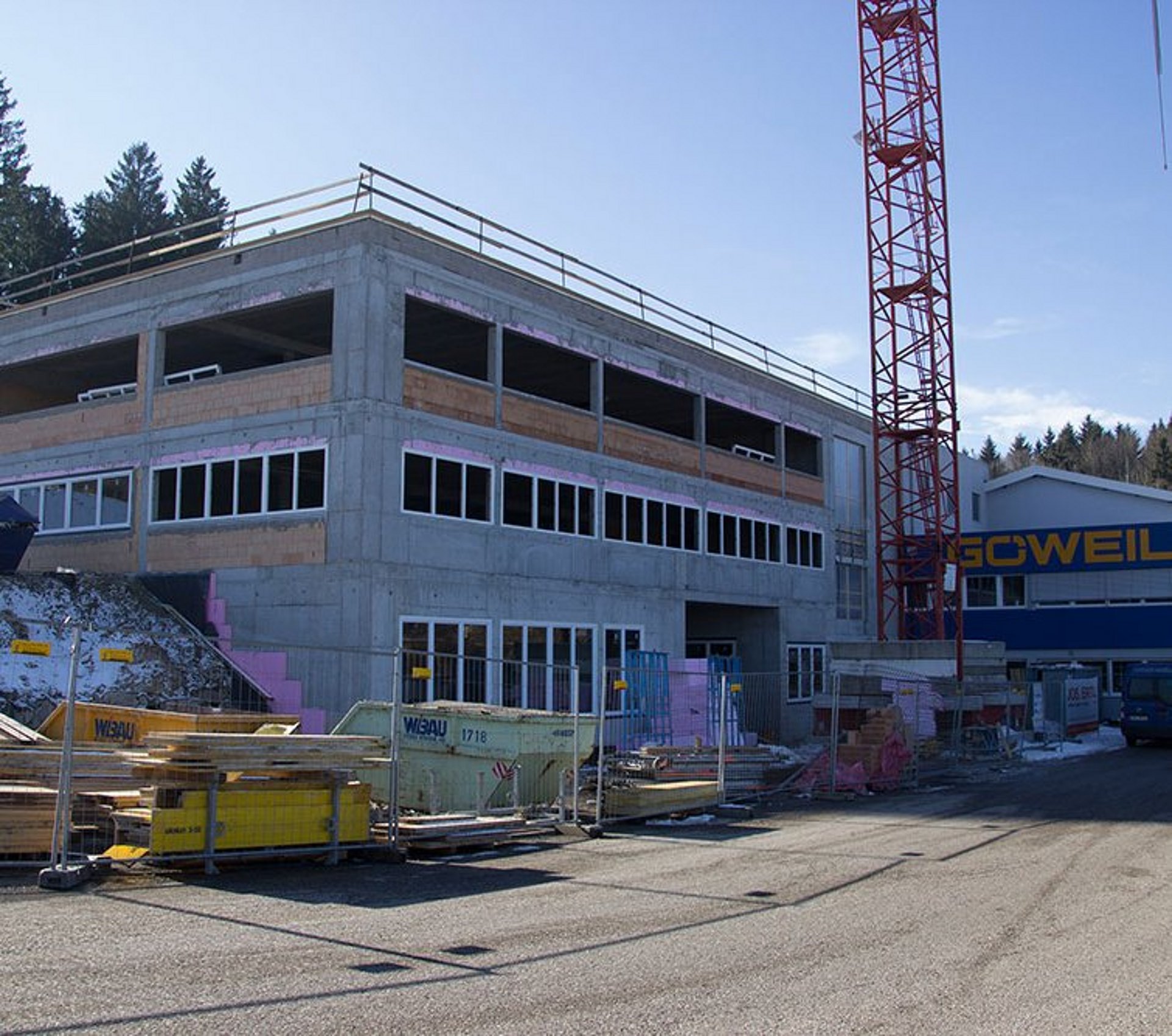 De aanbouw met kantoorruimte en de elektronicawerkplaats.