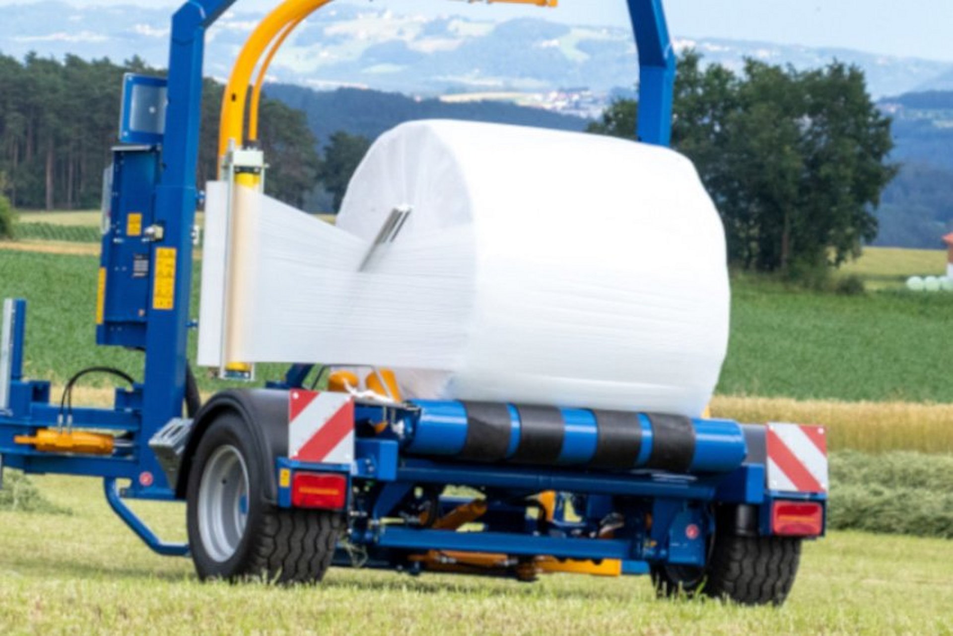 Automatika odříznutí a založení fólie zaručuje čisté oddělení fólie.