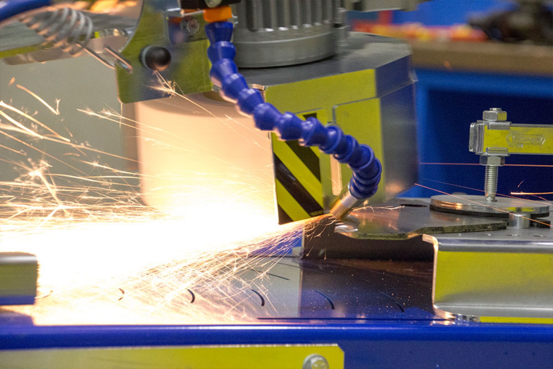 Die Kühleinrichtung vermindert die Wärmeentwicklung des Messers beim Schleifen.