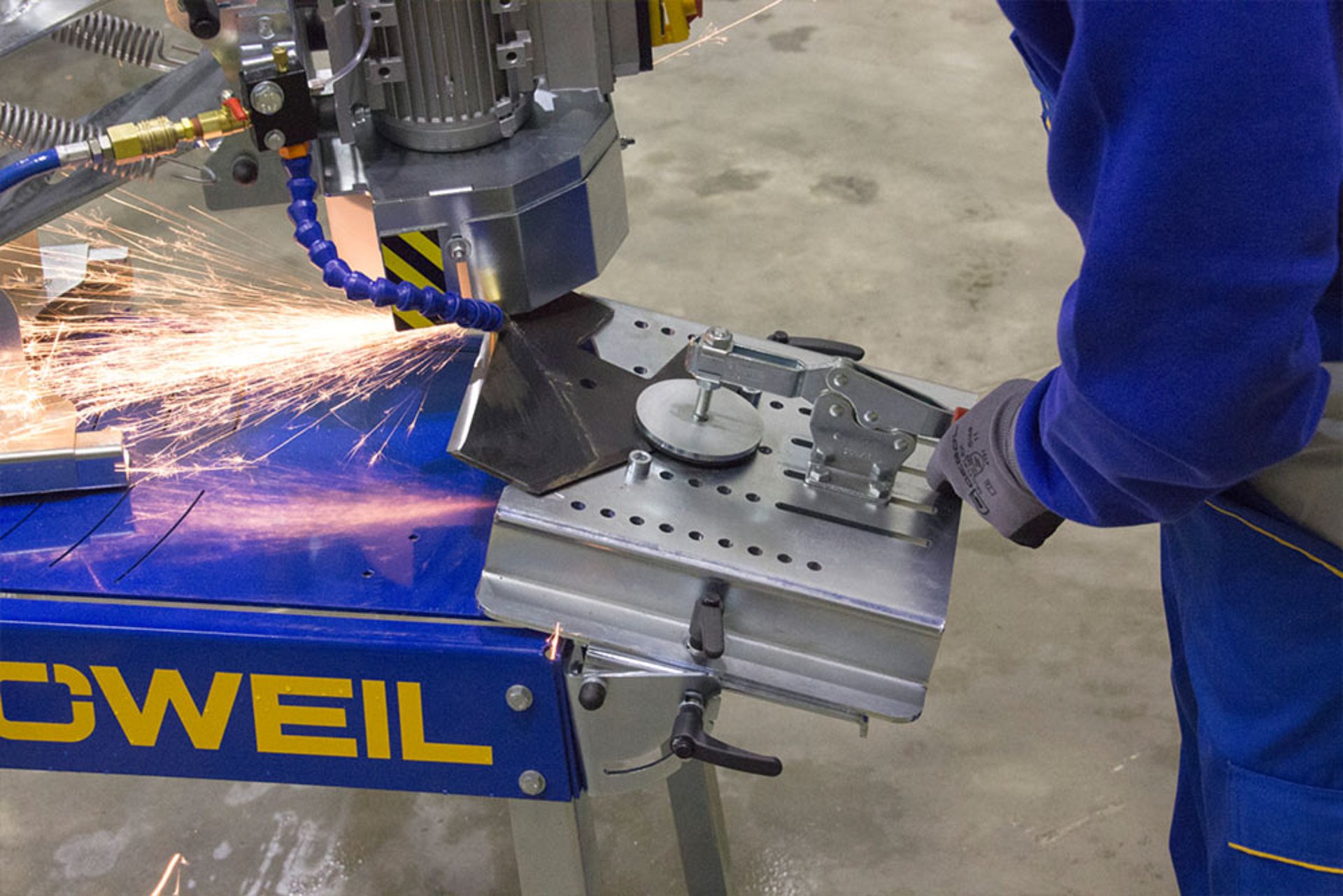 Mit der Linearschleifeinheit können auch gerade Messer geschliffen werden.