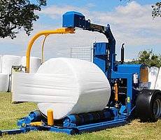 The G3010 Profi during a stationary wrapping cycle.