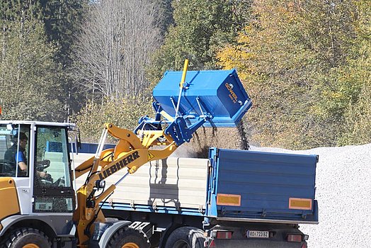 Konstrukce sklopné lžíce GHU 08 zajišťuje maximální výšku sklápění