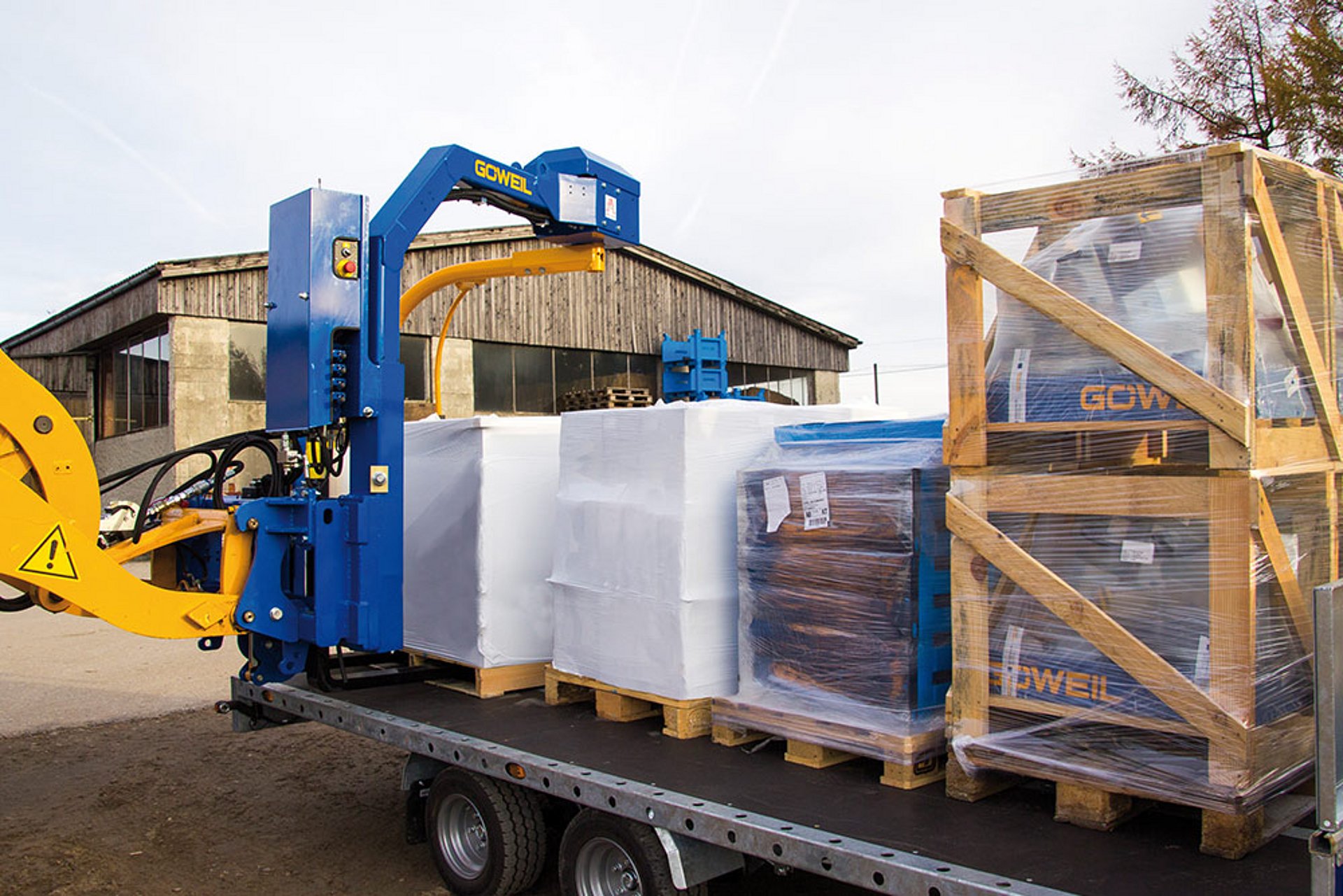 Una vez que la mercancía paletizada esté envuelta, se puede cargar directamente a un remolque con la ayuda de la G1010.