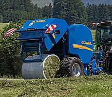 Le film d’enveloppe permet d’obtenir des balles plus compactes qui sont également mieux protégées par les couches du film.