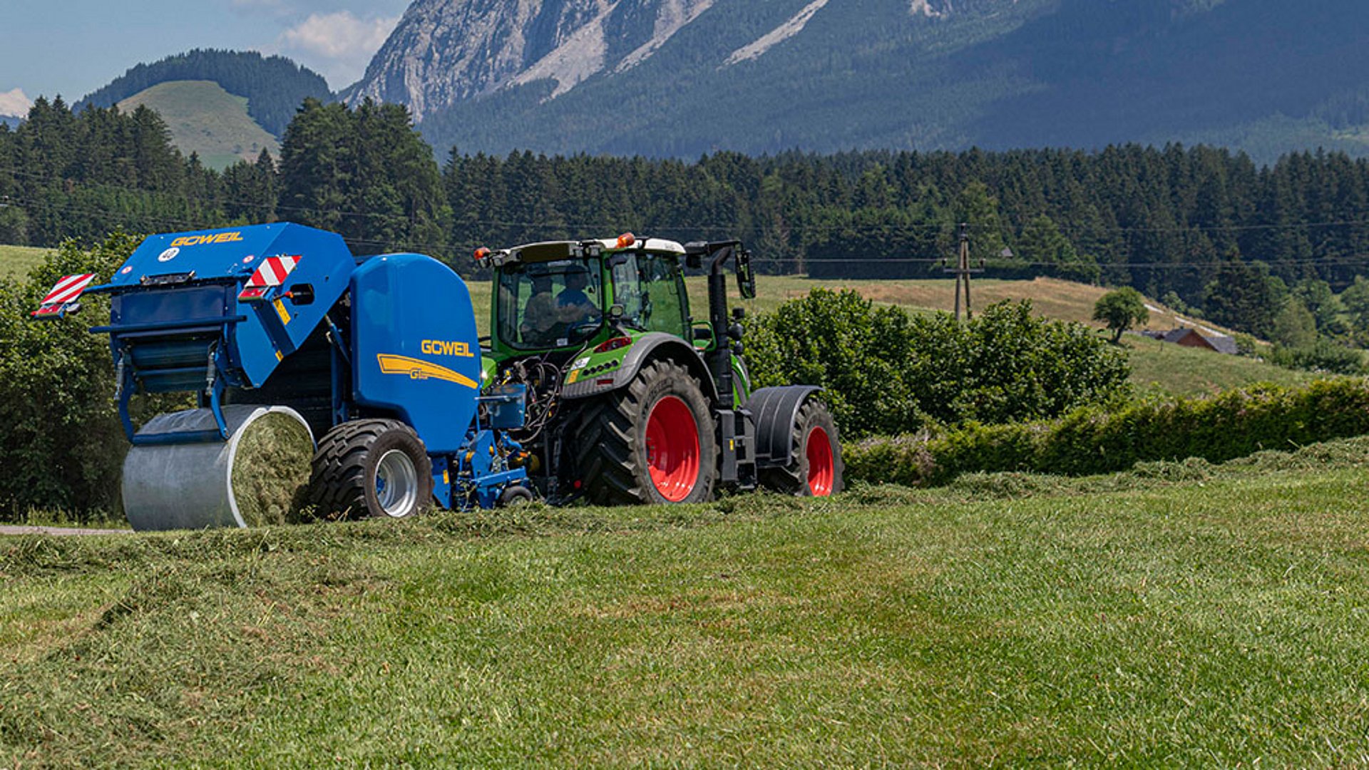 Met mantelfolie worden de balen compacter en zijn beter door de folielagen beschermd.