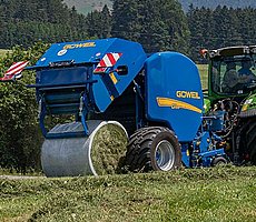 Mit einer Mantelfolie werden die Ballen kompakter und sind durch die Folienlagen besser geschützt.