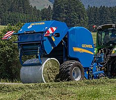 Przy pomocy folii płaszczowej bele są bardziej zwarte i lepiej zabezpieczone przez warstwy folii.