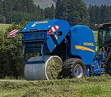 Mit einer Mantelfolie werden die Ballen kompakter und sind durch die Folienlagen besser geschützt.