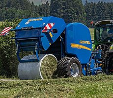 S plášťovou fólií jsou balíky kompaktnější a jsou díky vrstvám fólie lépe chráněny.