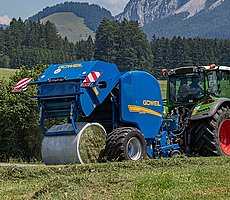 Le film d’enveloppe permet d’obtenir des balles plus compactes qui sont également mieux protégées par les couches du film.