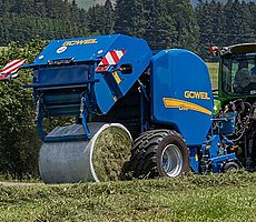 Met mantelfolie worden de balen compacter en zijn beter door de folielagen beschermd.