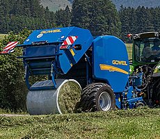 Met mantelfolie worden de balen compacter en zijn beter door de folielagen beschermd.