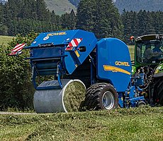 Mit einer Mantelfolie werden die Ballen kompakter und sind durch die Folienlagen besser geschützt.