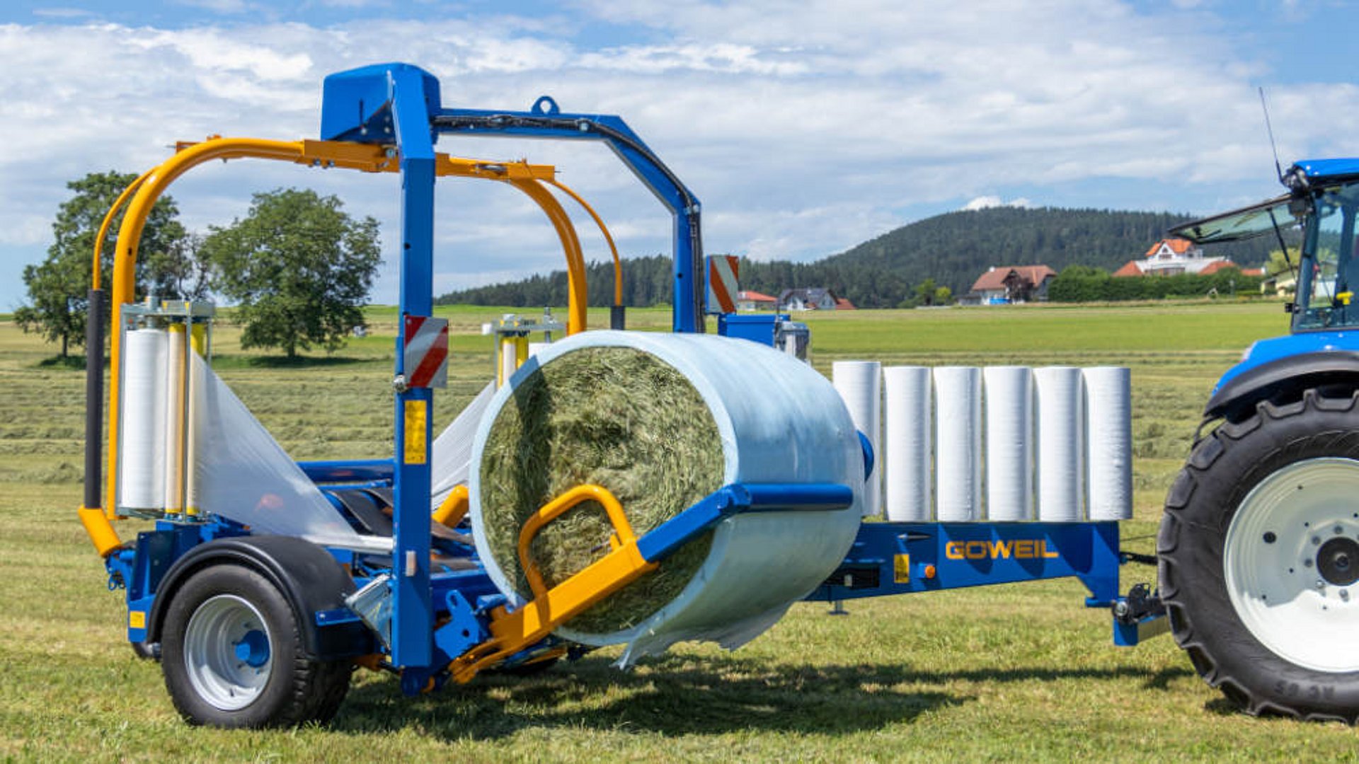 U ovíjecího stroje G5012 se uchopení balíku provádí zepředu.