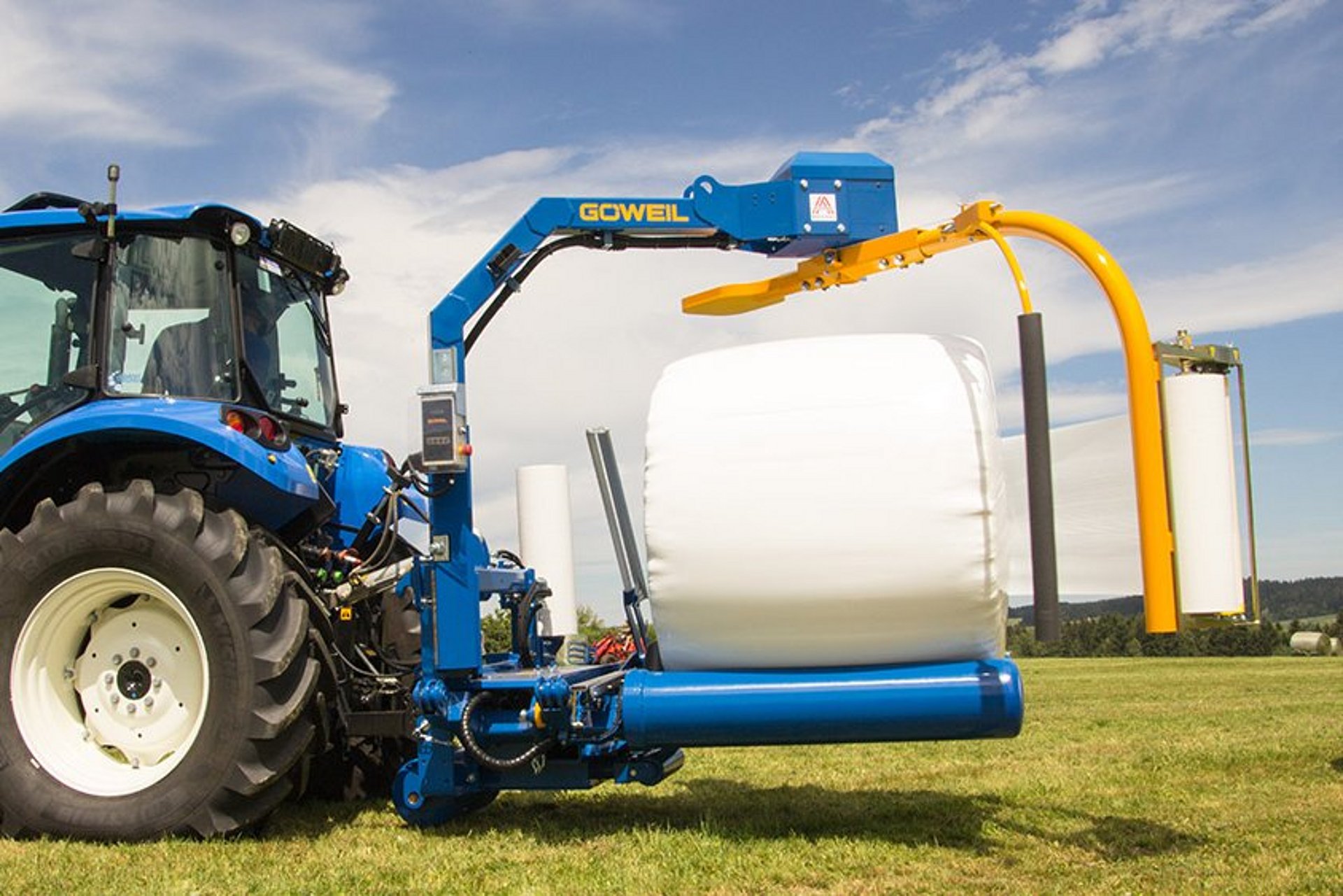 Der Wickelarm ist mit einem Folienvorstrecker für 750 mm Folienrollen ausgerüstet.