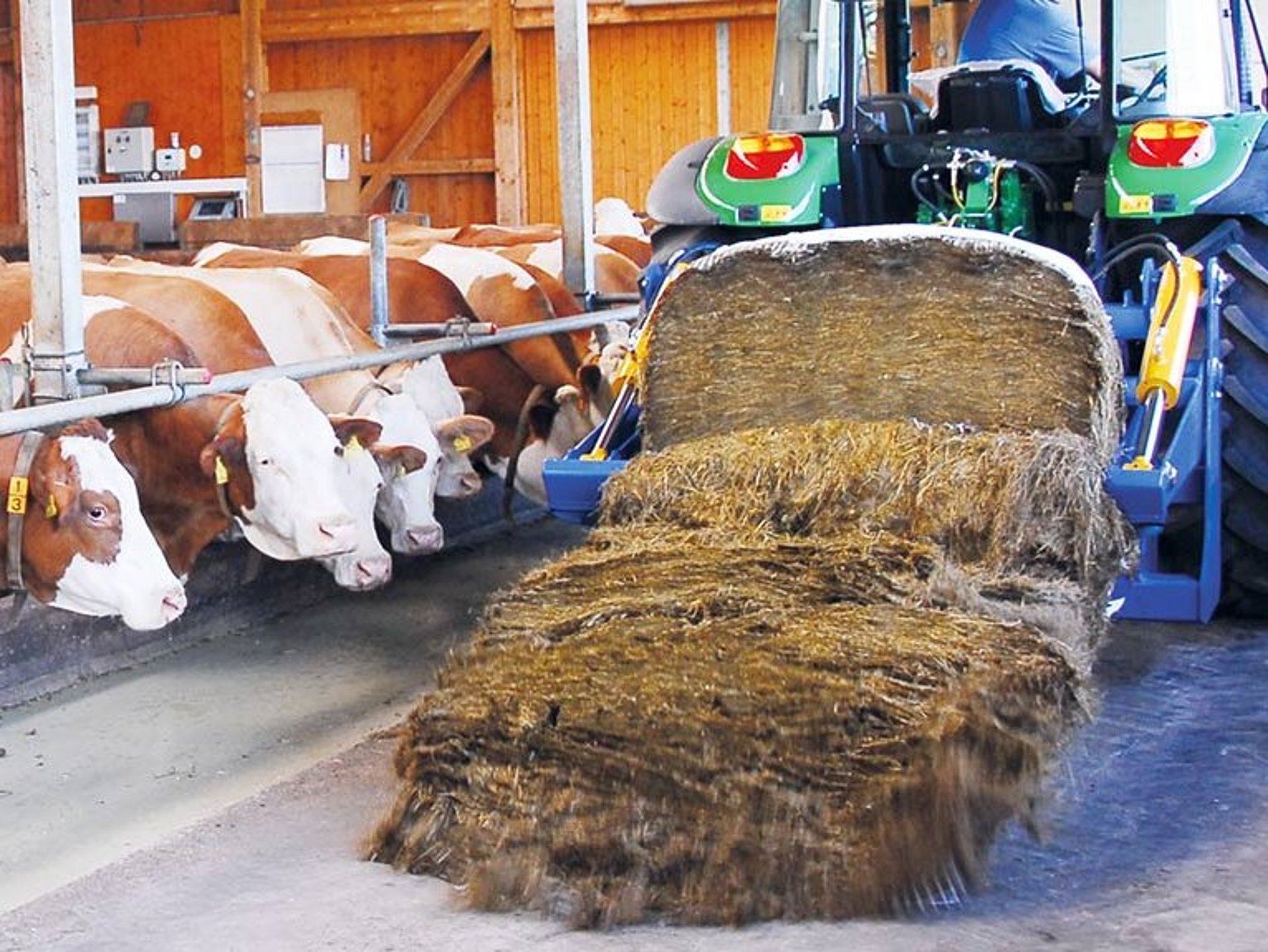 Der RBS wurde speziell zum Schneiden undTransportieren von Silage-, Heu- und Strohballen konzipiert.