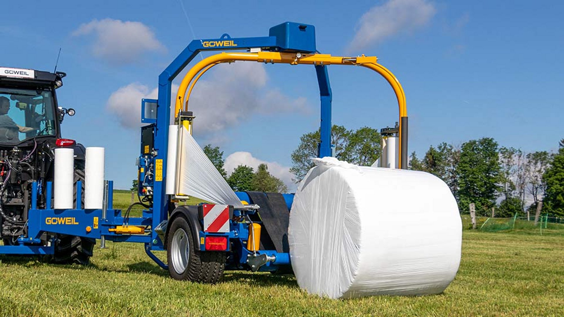 Bei der Ballenablage wird der Wickeltisch nach hinten geschwenkt und senkt sich bis zum Boden ab.