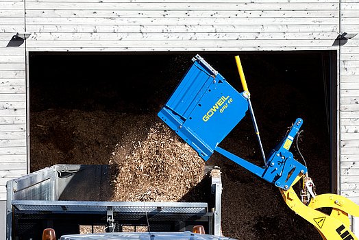The design of the high dump bucket provides for a maximum dumping height.