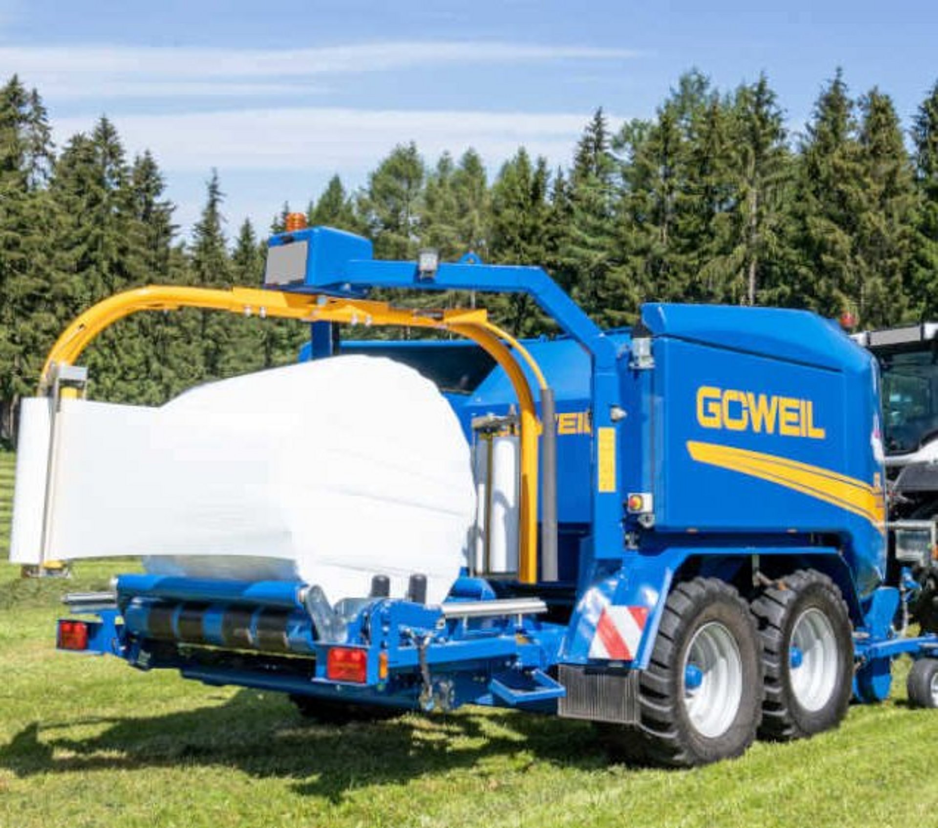 Mit dem Doppelwickelarm wird der Ballen in kürzester Zeit eingewickelt.