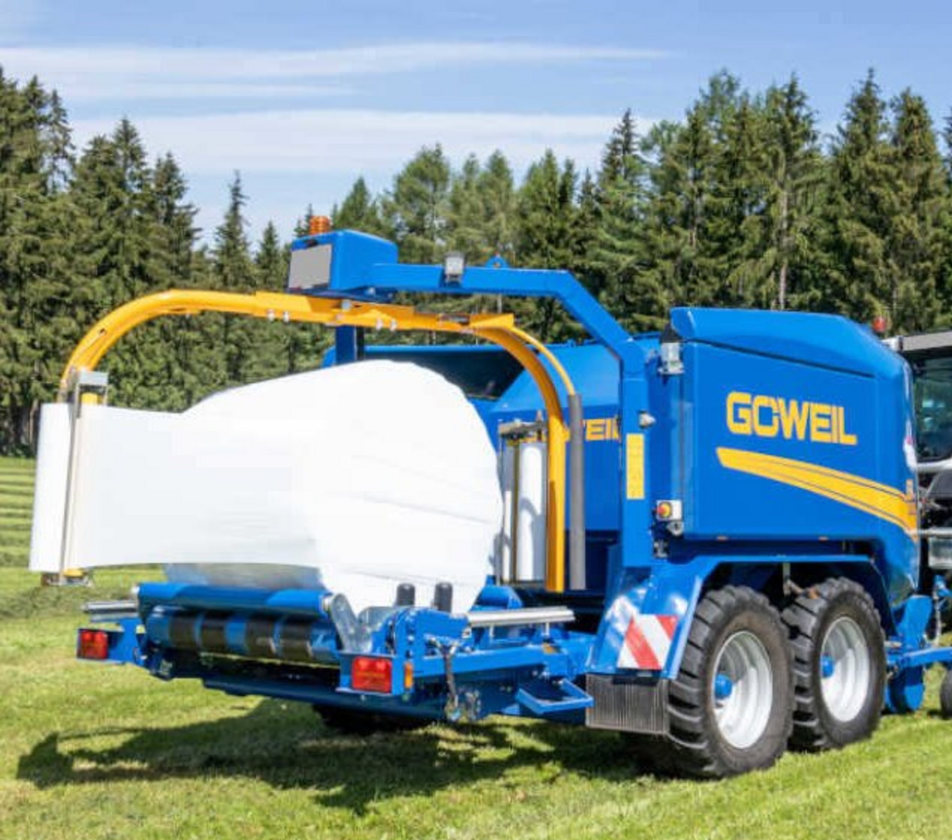 With the twin wrapping arm the bale is getting wrapped up in no time.