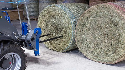 Transportní trn je koncipován speciálně na transport neovinutých kulatých balíků.