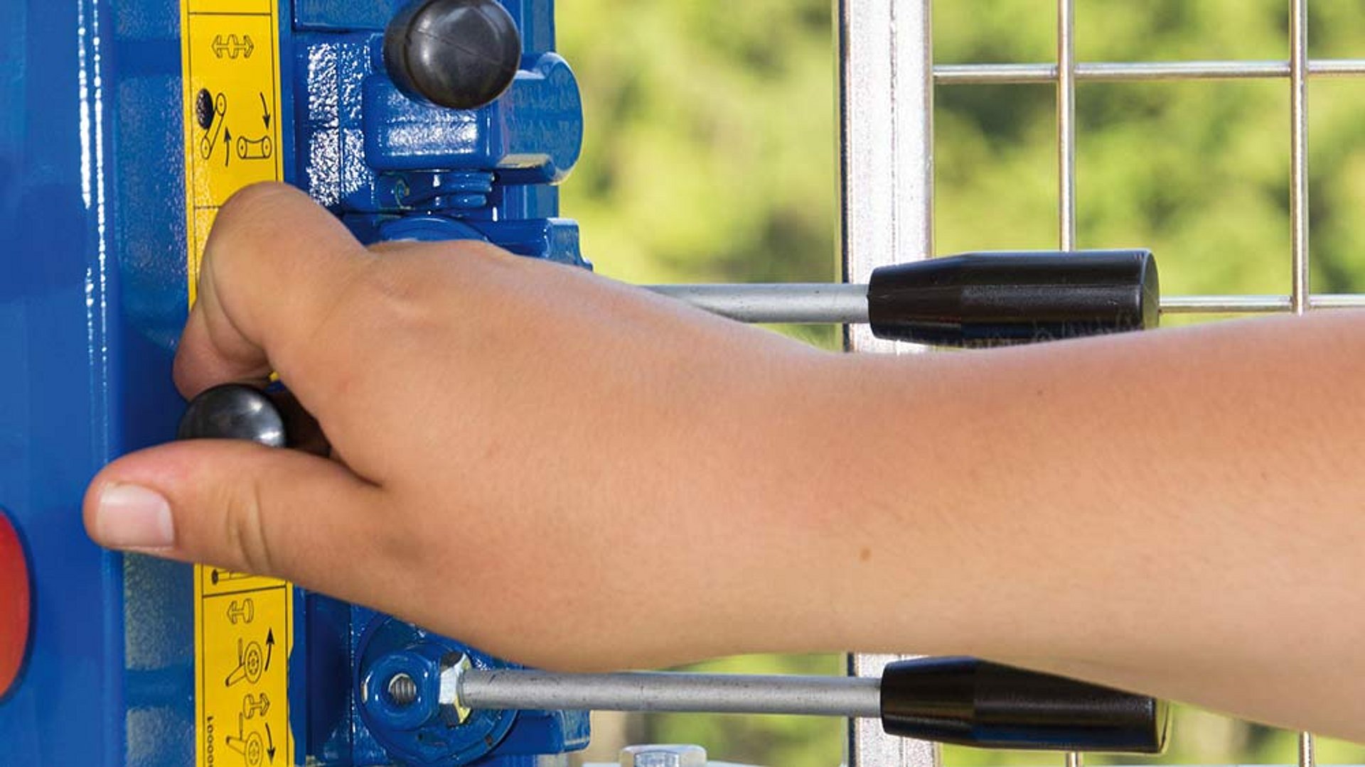 Les leviers manuels permettent de piloter toutes les fonctions directement sur la machine.