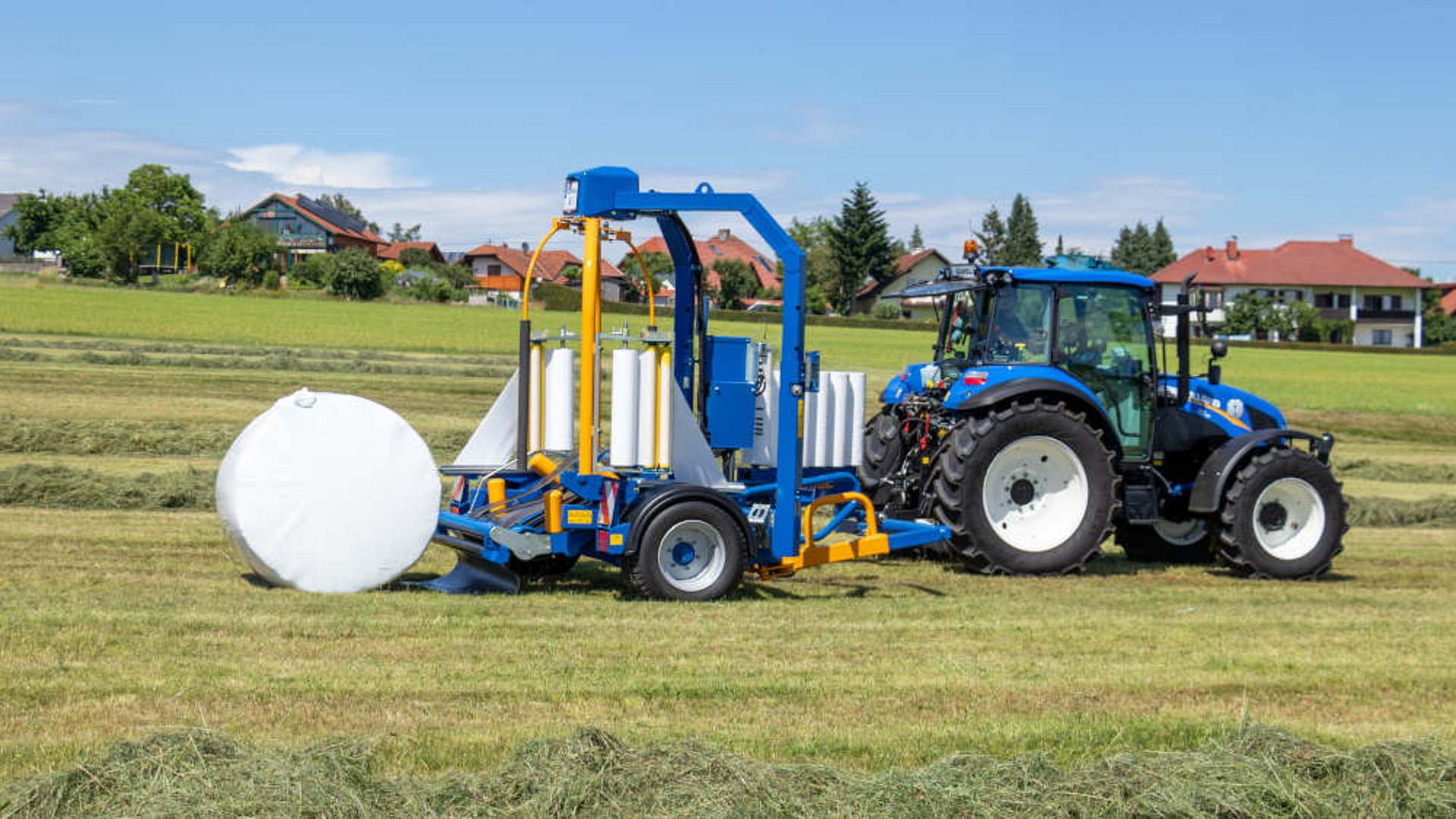 U ovíjecího stroje G5012 se odložení balíku provádí dozadu.