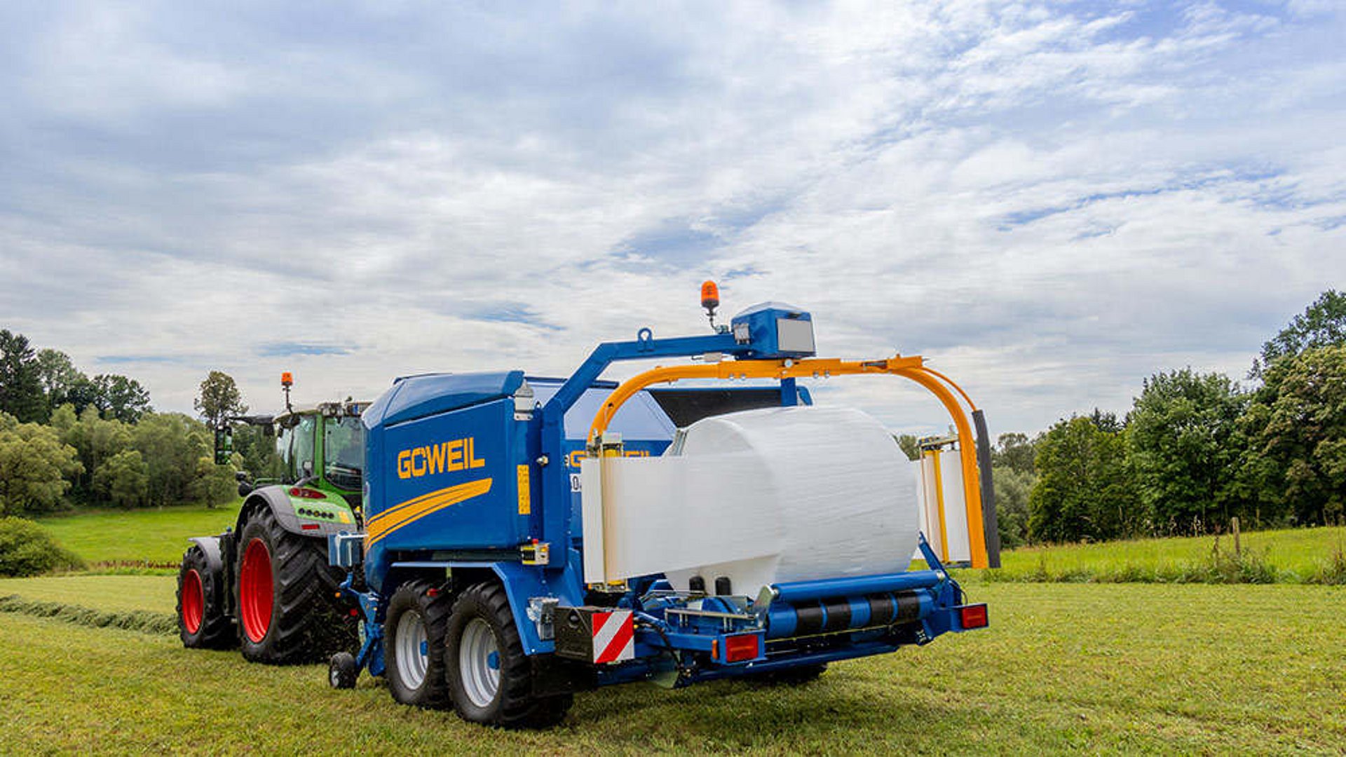 Unmittelbar nach dem Pressvorgang wird der Ballen mit der G-1 F125 Kombi luftdicht verpackt.