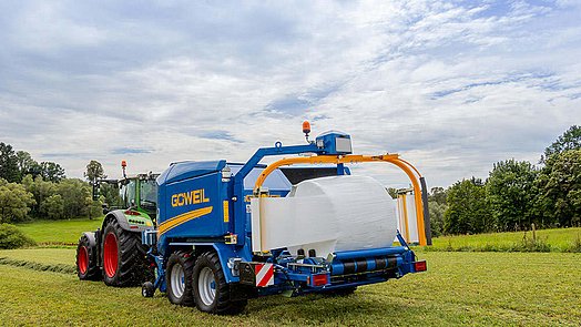 Unmittelbar nach dem Pressvorgang wird der Ballen mit der G-1 F125 Kombi luftdicht verpackt.
