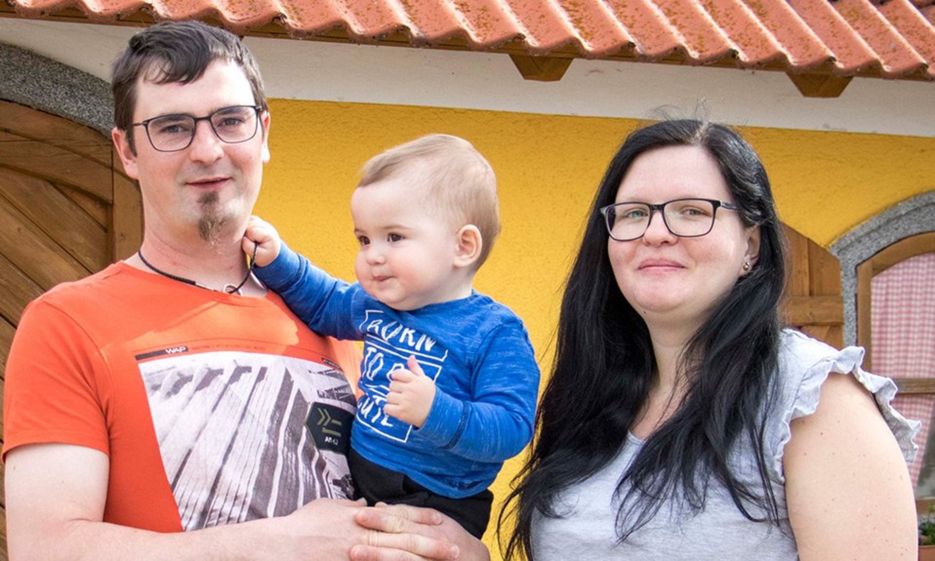 Het jonge gezin uit Opper-Oostenrijk is met haar biologische melkveebedrijf volledig overgestapt op ronde kuilvoerbalen.