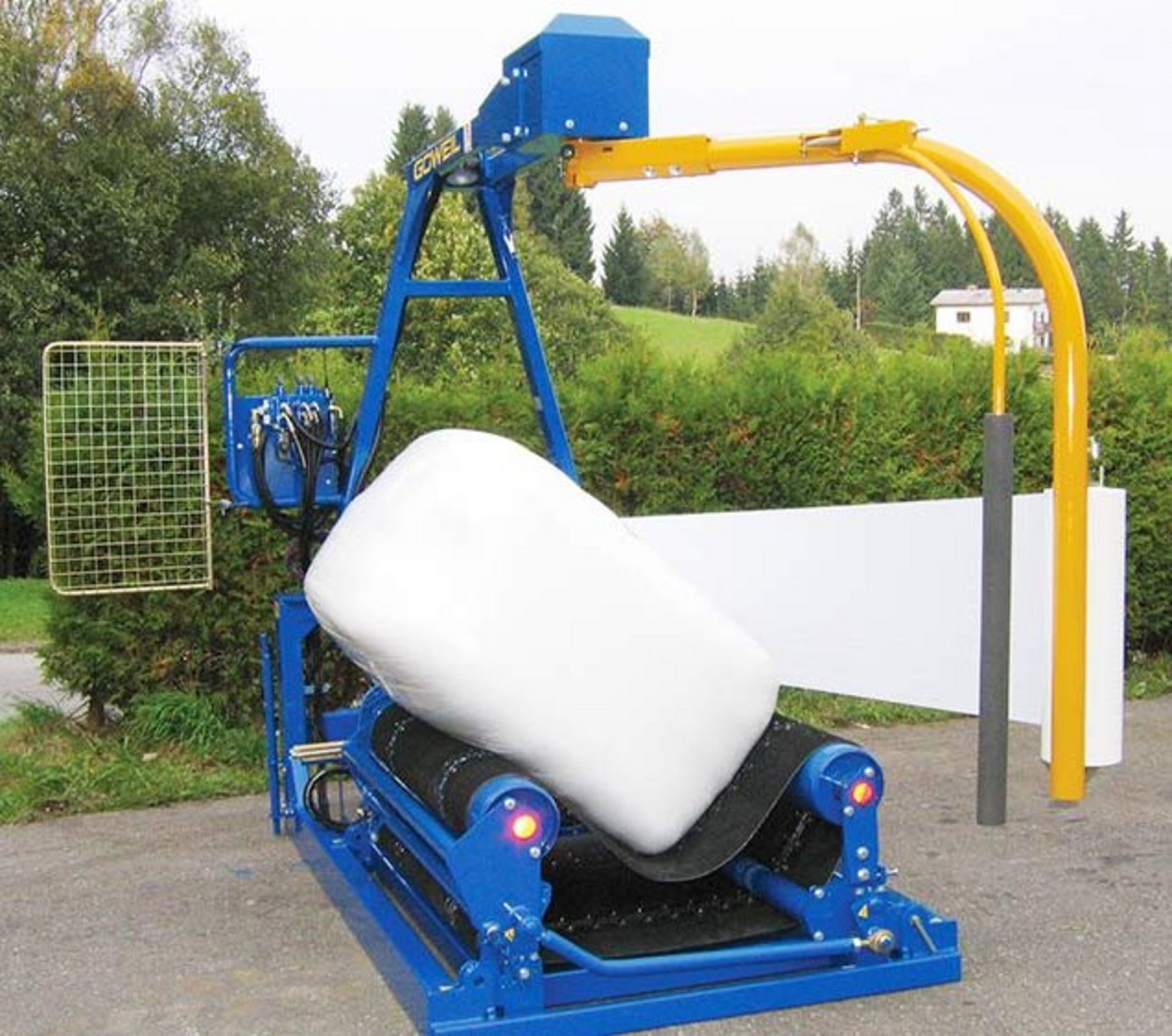 The G3010Q packages square and round bales in an equally clean and air-tight manner.